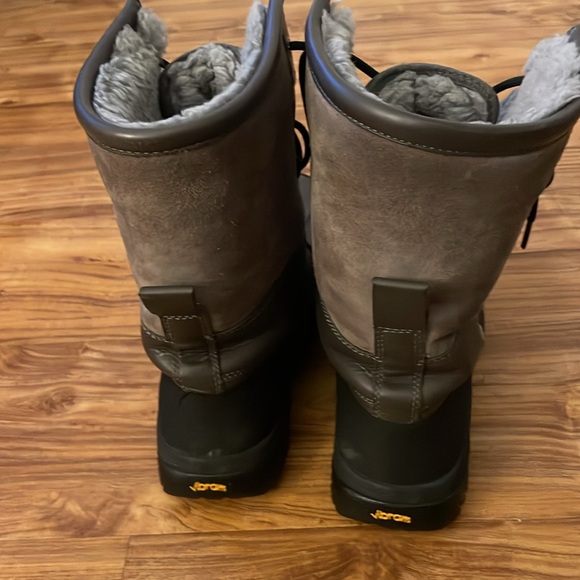 Men’s Uggs boots - Picture 3 of 6